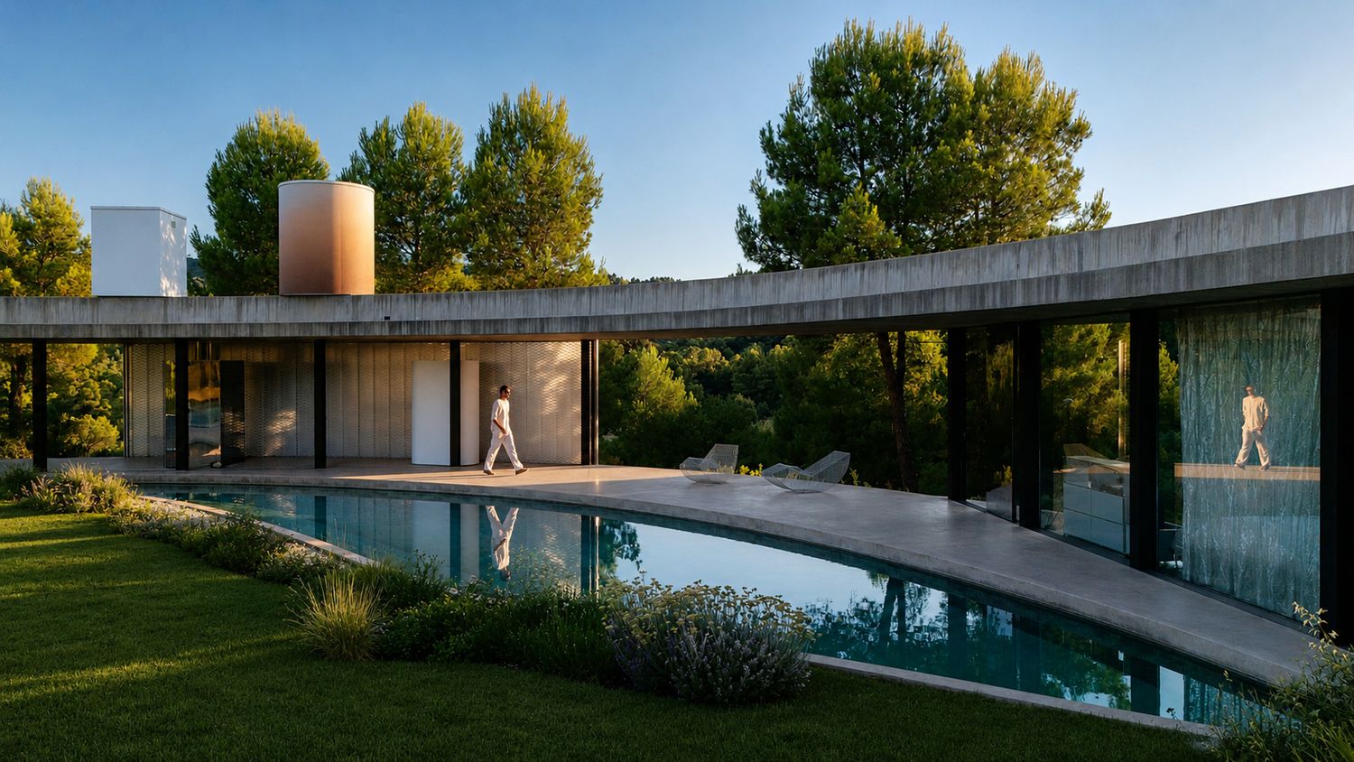 Le bâtiment courbe au-dessus du bassin