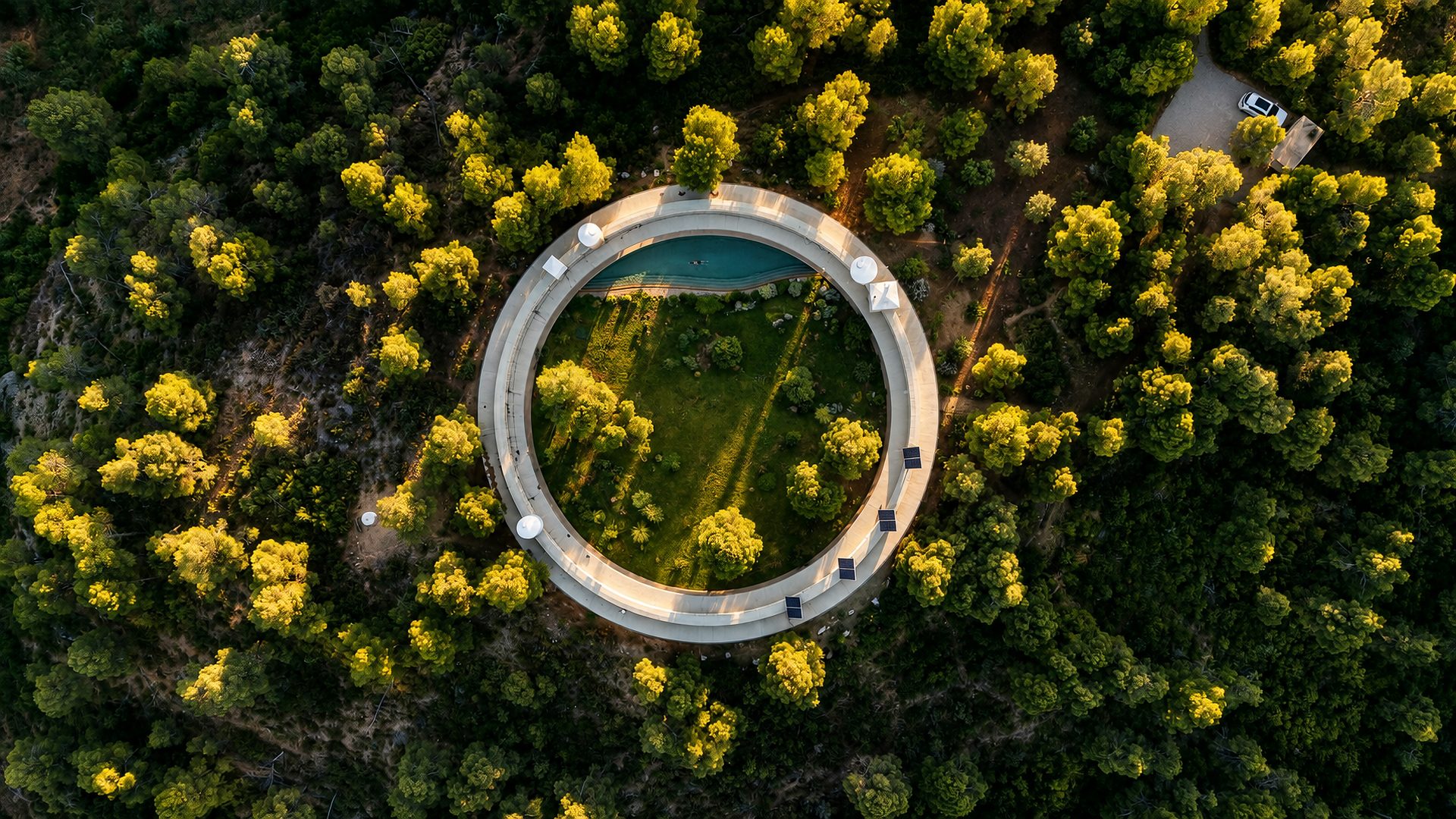 Solo House II, maison circulaire d'OFFICE KGDVS vue du ciel, Matarraña, Espagne